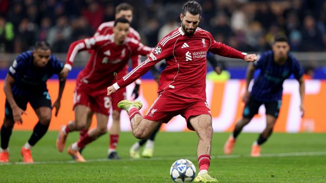 Inter, la sparata di Costacurta sul rigore al Liverpool scatena i tifosi sul web. Cesari fa chiarezza