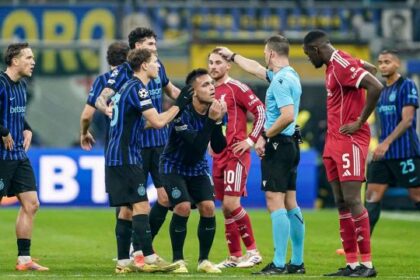 il gesto di Lautaro, Chivu e Ferri a muso duro con l’arbitro. Capello: “Scandaloso”