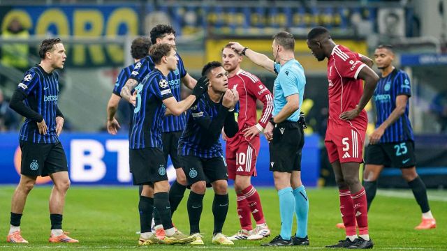 il gesto di Lautaro, Chivu e Ferri a muso duro con l’arbitro. Capello: “Scandaloso”