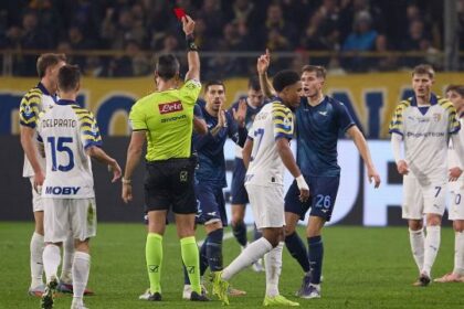 abbaglio dell’arbitro, due rossi e tante risse