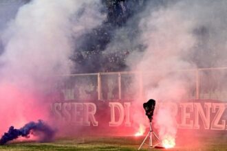 il fumogeno nella porta, il rigore non visto e manca un altro rosso