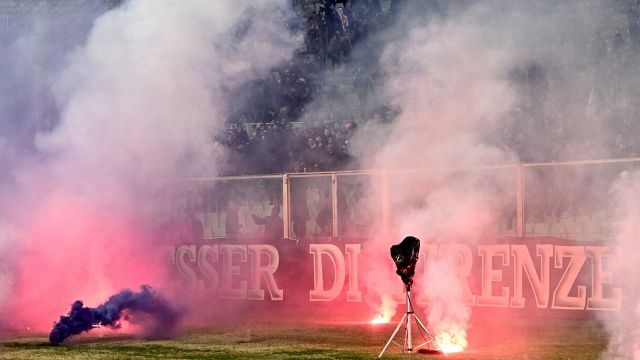 il fumogeno nella porta, il rigore non visto e manca un altro rosso