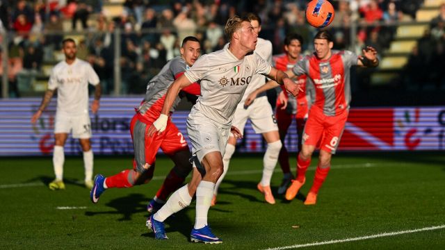 "Quello non è mai rigore”, l’urlo di Mariani e i dubbi sul gol. Negati due penalty agli azzurri