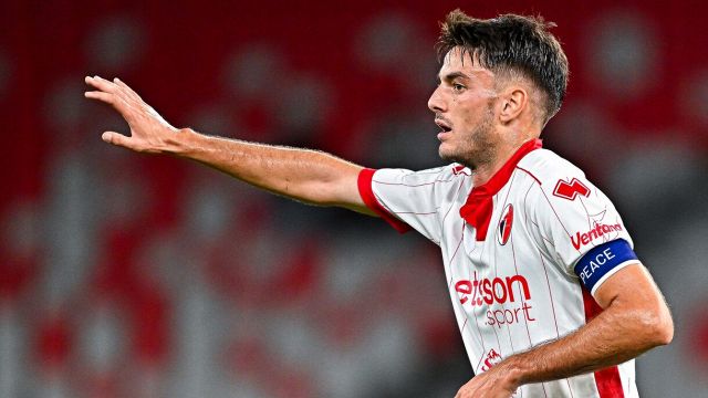 dopo 10" già polemiche, poi l’arbitro diventa protagonista, quanti errori