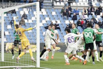 un rigore dopo 7’ ma che papere De Gea, Grosso perde la testa e viene espulso