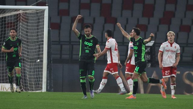 Iemmello dirige l'orchestra giallorossa, pugliesi contestati dai tifosi