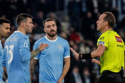 è costretto a scusarsi. Cosa dice il regolamento, la rabbia dei tifosi 