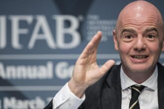 Calcio, le nuove regole su Var e secondo giallo, fuorigioco e perdite di tempo: nel 2026 si cambia