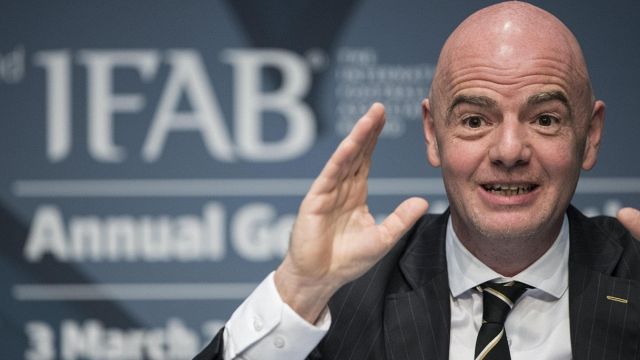 Calcio, le nuove regole su Var e secondo giallo, fuorigioco e perdite di tempo: nel 2026 si cambia