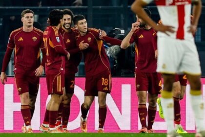 primo tempo devastante dei giallorossi, superata la Juventus. Ansia per Soulé
