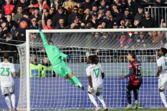 Gaetano condanna i giallorossi in 10, delirio all'Unipol Domus, Gasp mai così male, rissa sfiorata