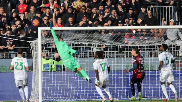 Gaetano condanna i giallorossi in 10, delirio all'Unipol Domus, Gasp mai così male, rissa sfiorata