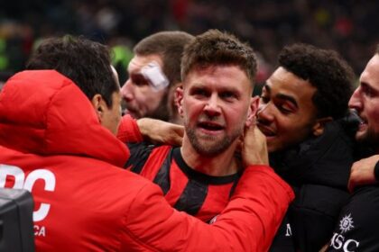 Fullkrug abbatte il muro eretto da Falcone. Saelemaekers determinante