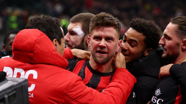 Fullkrug abbatte il muro eretto da Falcone. Saelemaekers determinante