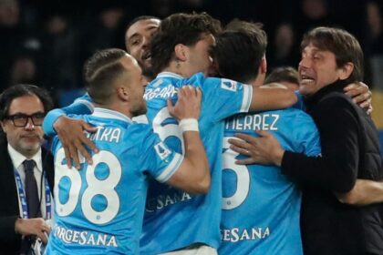 Il Napoli soffre e batte la Fiorentina, ma perde Di Lorenzo per infortunio - Calcio