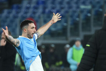 Lazio all'ultimo respiro sul Genoa, senza tifosi Sarri batte De Rossi - Calcio