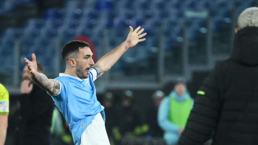 Lazio all'ultimo respiro sul Genoa, senza tifosi Sarri batte De Rossi - Calcio