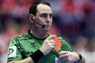 Crotone, espulso in campo aggredisce arbitro negli spogliatoi e lo deruba