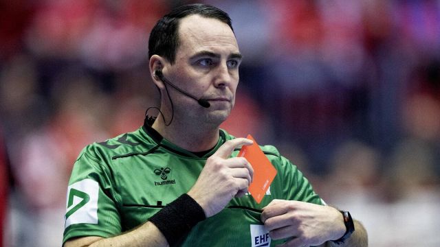 Crotone, espulso in campo aggredisce arbitro negli spogliatoi e lo deruba