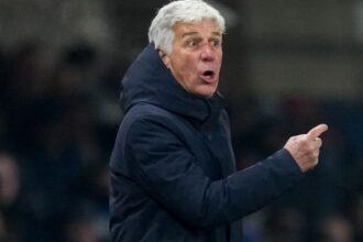 dalla curva ai social un coro di critiche