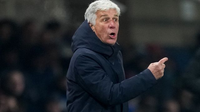 dalla curva ai social un coro di critiche