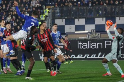 l’arbitro di Napoli aiuta il Diavolo, dubbi sul rigore che ha fatto infuriare Fabregas