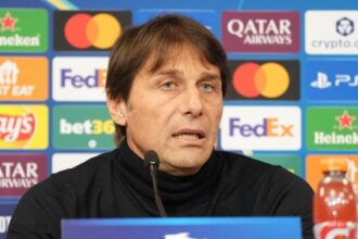 "Uscita infelice e irrispettosa". Anche traduttore e microfono ko