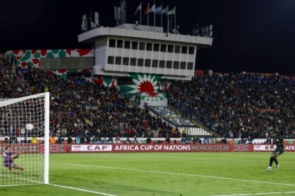 Osimhen non gioca, Lookman gol annullato e rigore decisivo