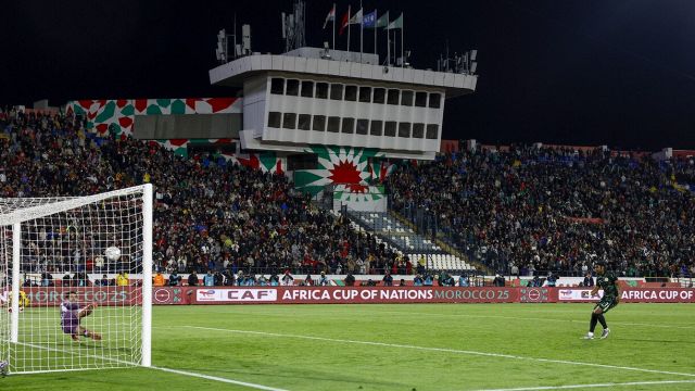 Osimhen non gioca, Lookman gol annullato e rigore decisivo