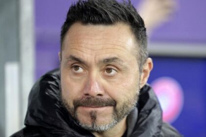 duro attacco dei tifosi dopo il ko col Psg, futuro all'OM a rischio, una big lo tenta