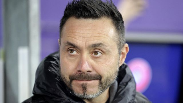 duro attacco dei tifosi dopo il ko col Psg, futuro all'OM a rischio, una big lo tenta