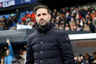 stizza Fabregas, il gesto alla Guardiola. Concessi due rigori, ma Nzola copia David e Gila affonda