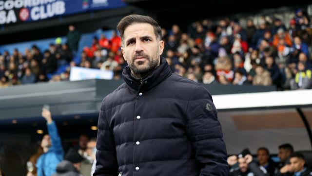 stizza Fabregas, il gesto alla Guardiola. Concessi due rigori, ma Nzola copia David e Gila affonda