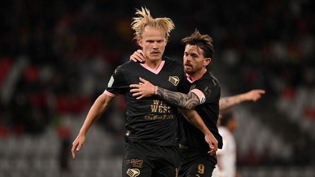 l’arbitro vede un rigore su tre e si scatena con i cartellini