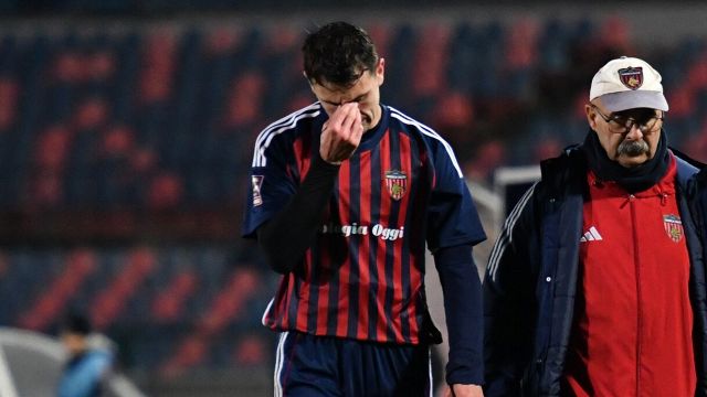 due gol annullati e rigore dubbio contro, calabresi furiosi ma protestano anche i granata