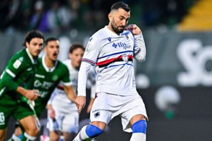 il Var fa rivedere 28 volte l’azione ma l’arbitro non cambia idea