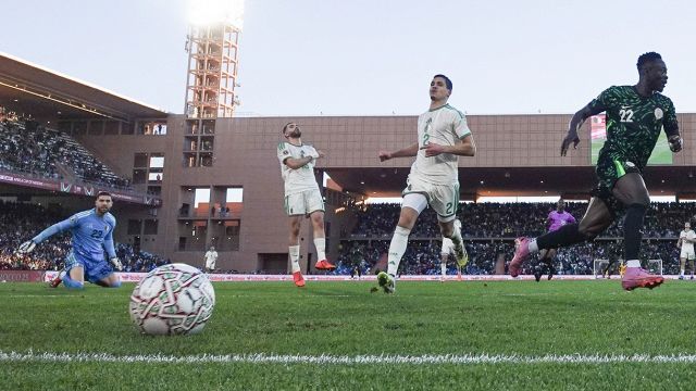 prima la papera su Osimhen, poi la rissa con Onyedika. Algeria-Nigeria nel caos