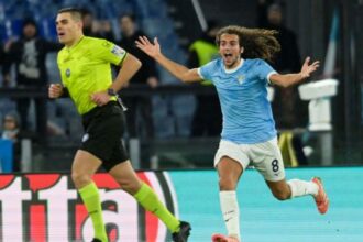 “Fermatevi, è imbarazzante”. Lotito insultato dai tifosi