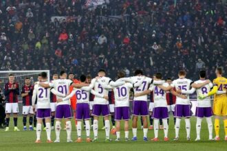 maglia celebrativa della Fiorentina, fiori, lacrime e cori incivili degli ultrà del Bologna