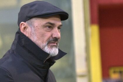 il sindaco guida la protesta contro i De Laurentiis