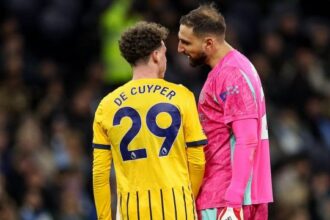 sfiora un autogol comico, salva il City e litiga con De Cuyper. Nuovo record negativo per Gigio