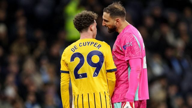 sfiora un autogol comico, salva il City e litiga con De Cuyper. Nuovo record negativo per Gigio