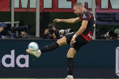 la furbata sul dischetto prima del rigore di Stanciu scatena il web