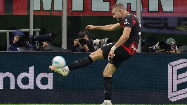 la furbata sul dischetto prima del rigore di Stanciu scatena il web