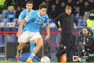 Champions, al Napoli non basta Vergara, crolla col Chelsea e finisce dietro al Pafos. E Conte se la prende col calendario   