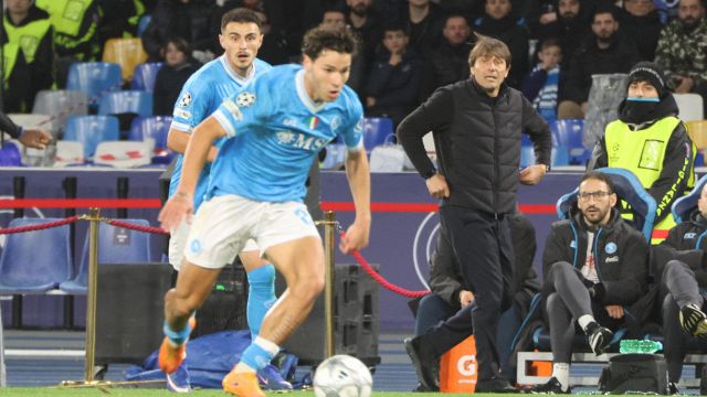 Champions, al Napoli non basta Vergara, crolla col Chelsea e finisce dietro al Pafos. E Conte se la prende col calendario   