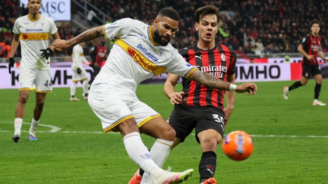 rigore negato, proteste a San Siro. Marelli chiarisce e bacchetta Zufferli, il web s’infiamma