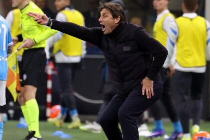 Napoli, Conte ha mezza squadra ko ma mette due giocatori fuori rosa: che polemica