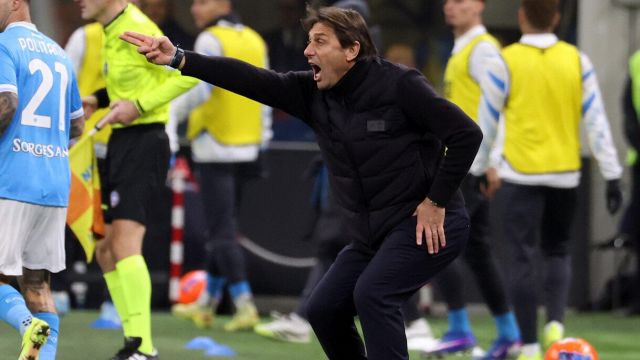 Napoli, Conte ha mezza squadra ko ma mette due giocatori fuori rosa: che polemica