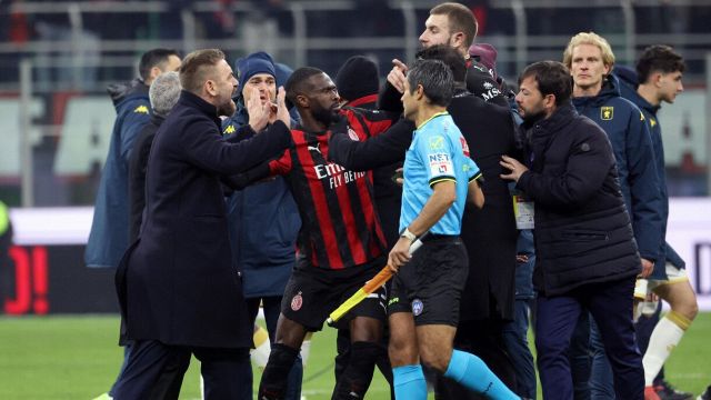 due rigori negati e gol annullato ai rossoneri, penalty al 95’ per il Grifone, che baraonda